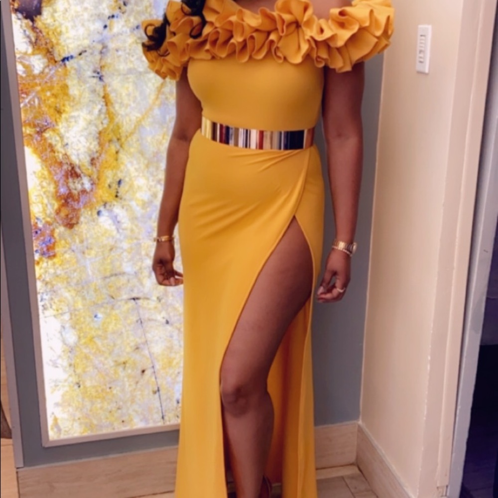 Elegant and sexy gown perfect for out door wedding or elegantly casual event.